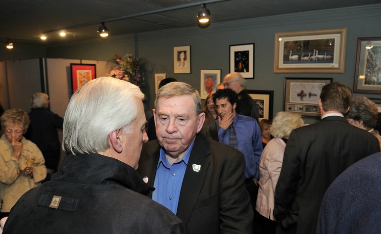 TROY WAYRYNEN/The Columbian
Royce Pollard, center, talks with supporter Dan Tonkovich at the Salmon Creek Brew Pub in downtown Vancouver on Tuesday.
