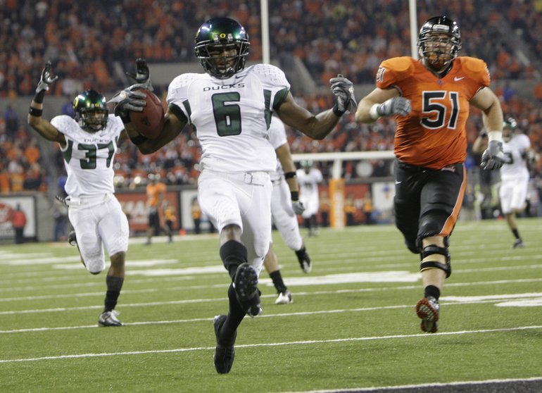 Rick Bowmer/The Associated Press
Oregon's Walter Thurmond lll scores on his interception as the Ducks piled up 65 points on Oregon State in last season's Civil War game.