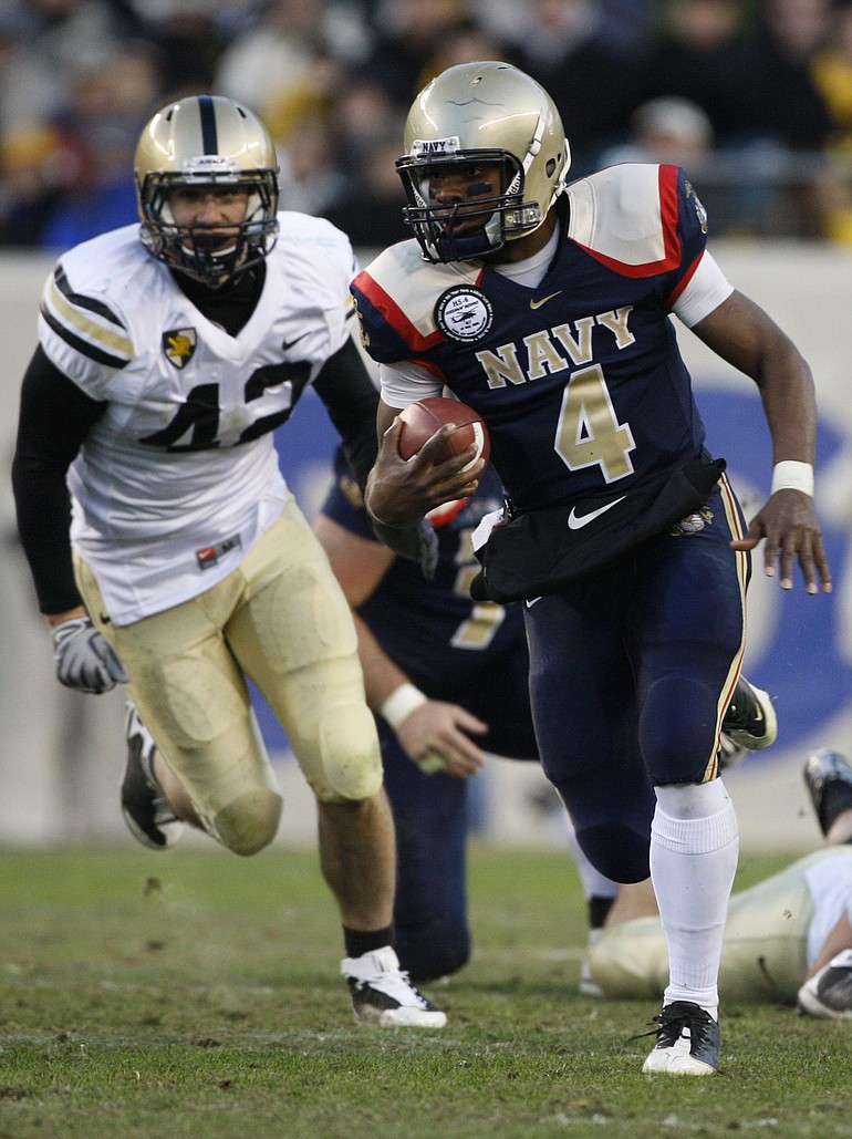 matt rourke/The Associated Press
Navy quarterback Ricky Dobbs (4) had one touchdown rushing and one passing for the Midshipmen.