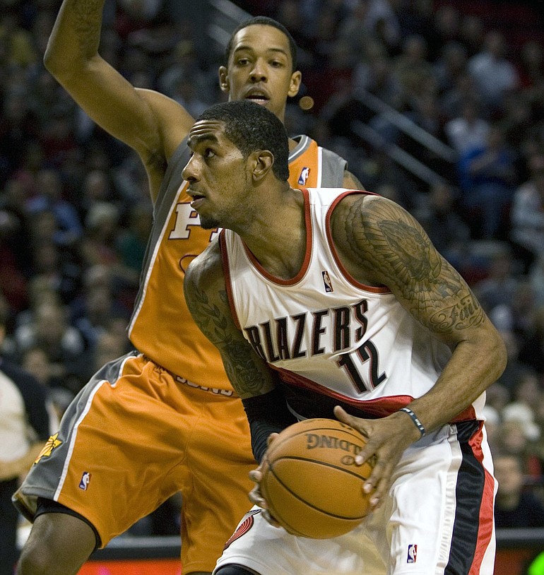 Don Ryan/The Associated Press
Portland forward LaMarcus Aldridge, right, moves to the hoop against Phoenix Suns forward Channing Frye during the first half.