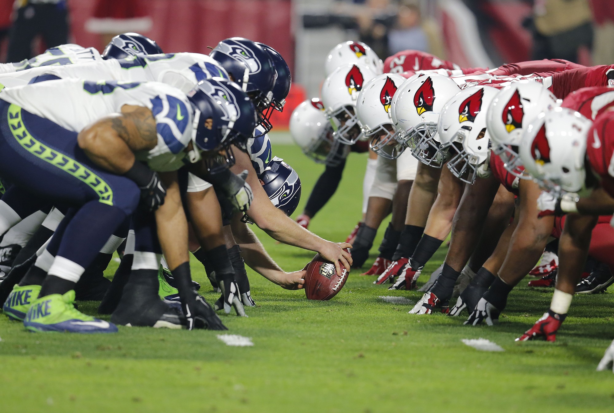 The Arizona Cardinals and the Seattle Seahawks line up during the first half Sunday, Dec.
