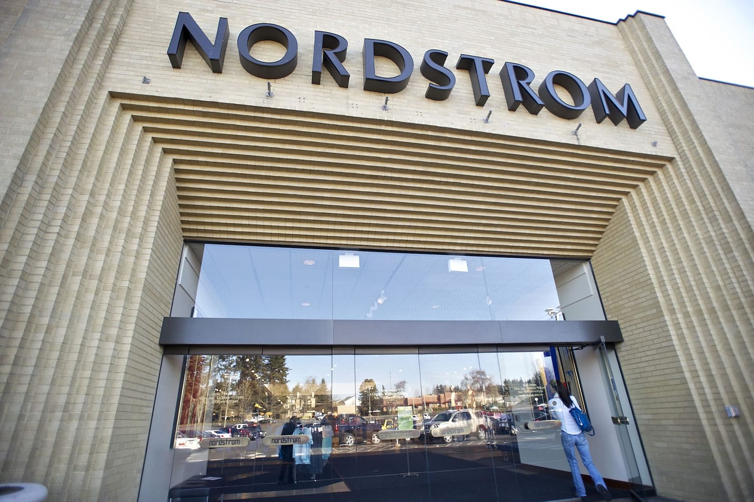 Gold's Gym will take over the top floor space formerly occupied by Nordstrom in Vancouver mall.