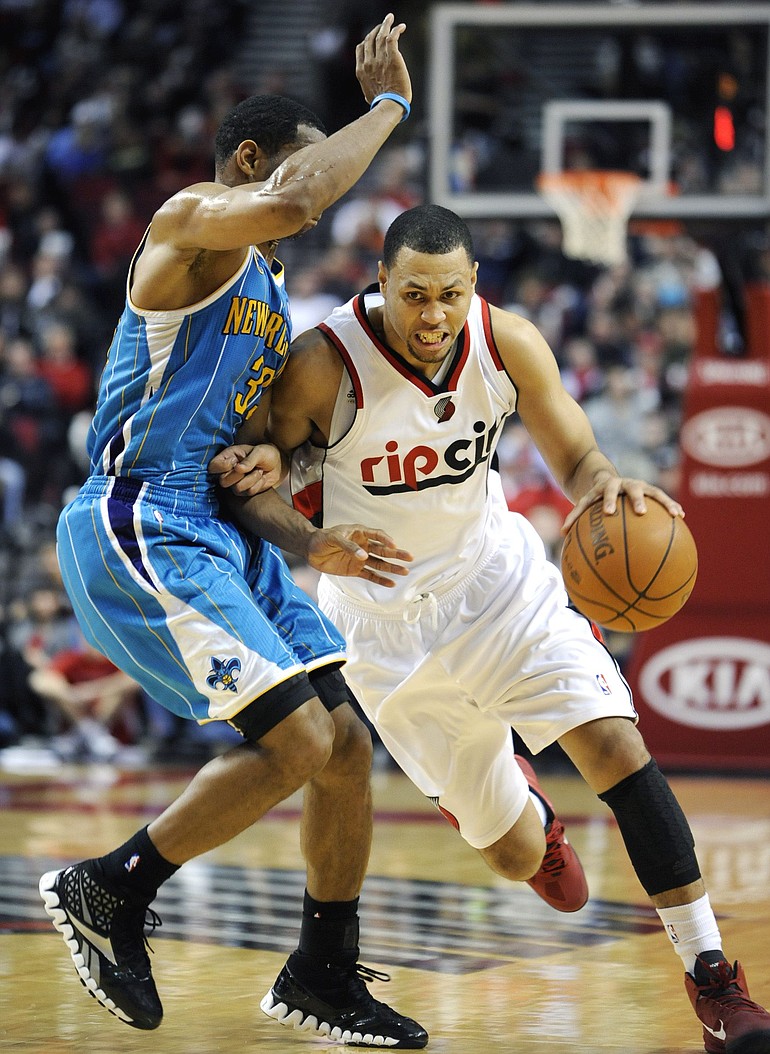 New Orleans Hornets' Willie Green (33) defends a drive by Portland Trail Blazers' Brandon Roy (7) during the second half of Friday's game at the Rose Garden. Green had a team high of 19 points as the Hornets beat the Trail Blazers 97-78.