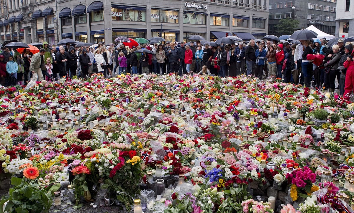 People pay tribute Sunday to victims of the twin attacks outside Oslo Cathedral.