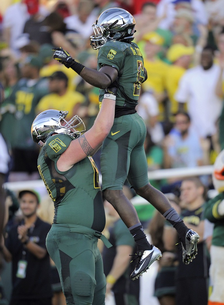 Hockinson grad Nick Cody (61) gives a lift to De'Anthony Thomas after Thomas' second half touchdown in the Rose Bowl.
