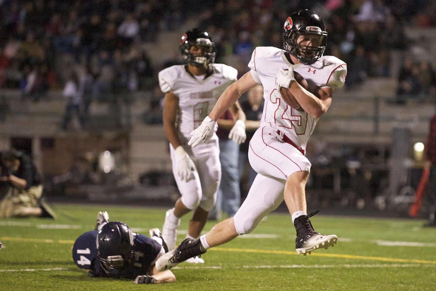 Camas running back Cole Zarcone carries the ball for a touchdown against Skyview.
