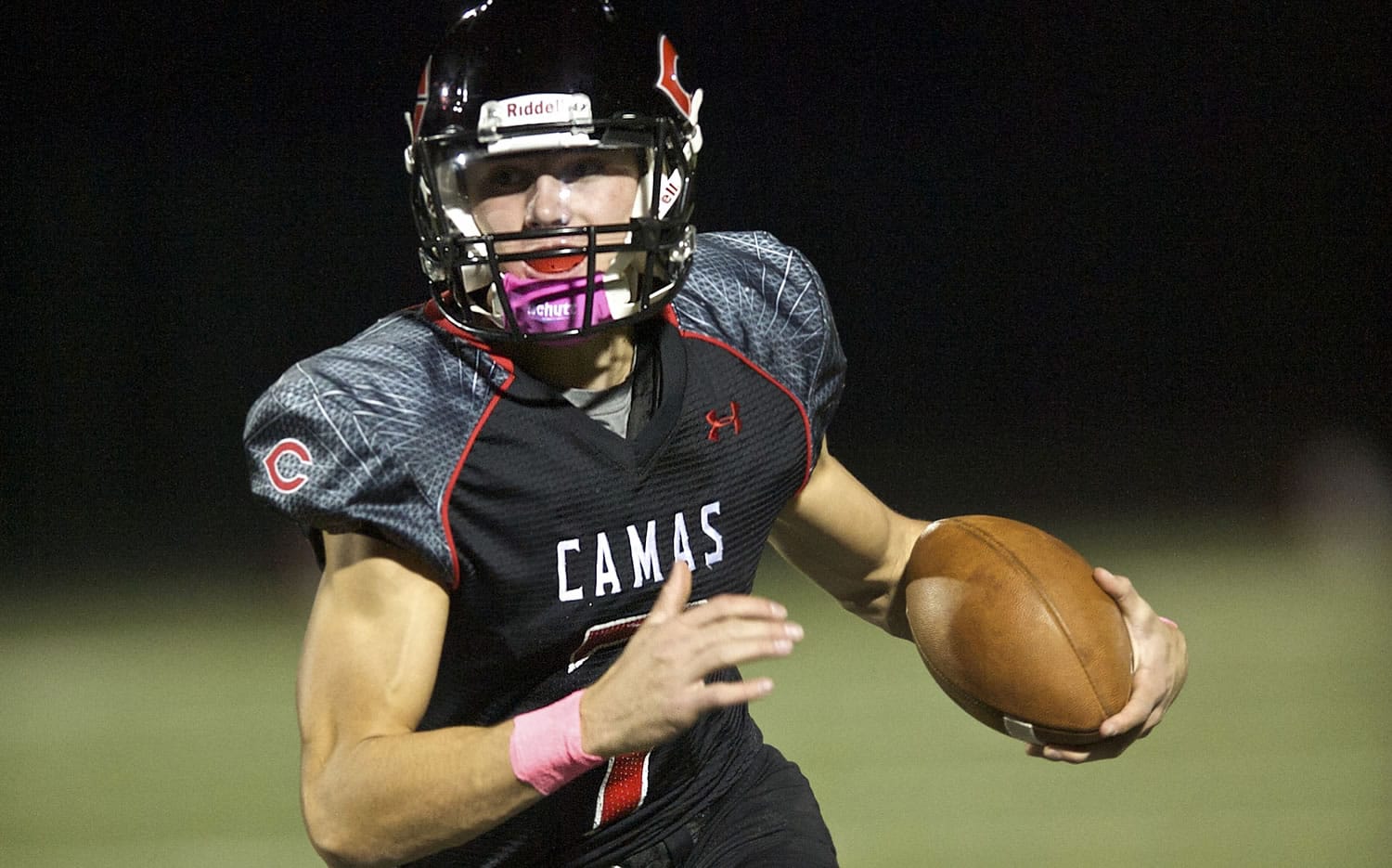 Camas quarterback Liam Fitzgerald holds on to the ball and runs for a touchdown to take a 14-7 lead over Skyview in the first half at Doc Harris Stadium on Friday