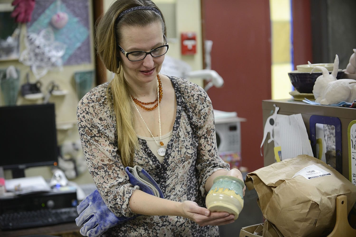 Ariane Kunze/The Columbian
Art teacher Kristie Vinyard sorts student pottery during class Wednesday at Prairie High School. Several of her students donated pieces to be auctioned at a fundraiser for Vinyard later this month.