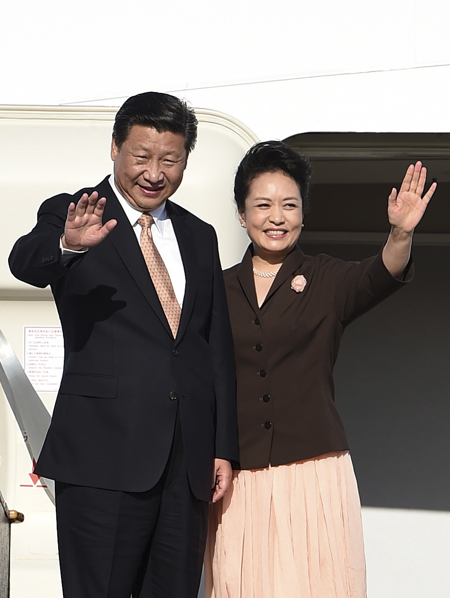 Chinese President Xi Jinping and his wife, Peng Liyuan, depart from Sydney on Nov.