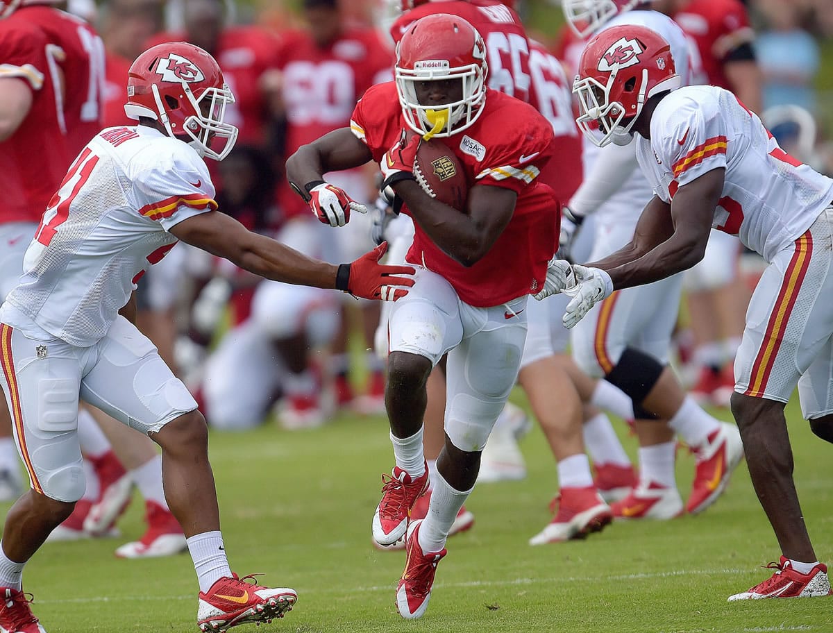 Kansas City Chiefs De'Anthony Thomas (1) splits defenders during NFL training camp, Wednesday, July 30, 2014 on the Missouri Western State University campus in St. Joseph. Mo.