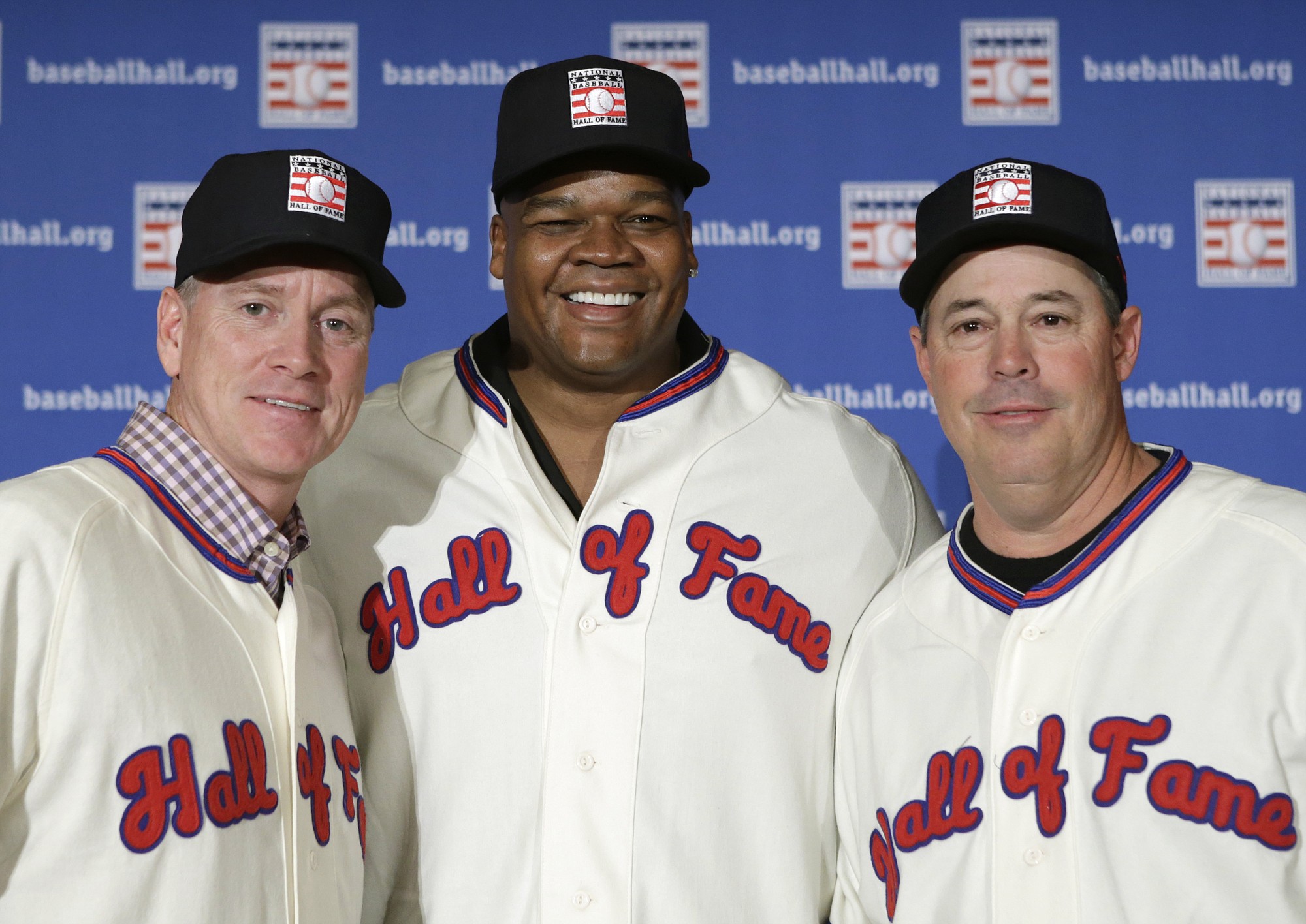 Former Atlanta Braves pitchers Tom Glavine, left, and Greg Maddux, right, pose with Chicago White Sox slugger Frank Thomas.