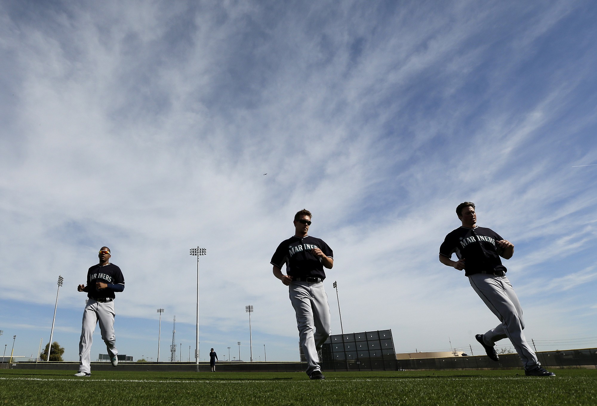 Seattle pitcher Roenis Elias, left, runs with teammates during practice Saturday.