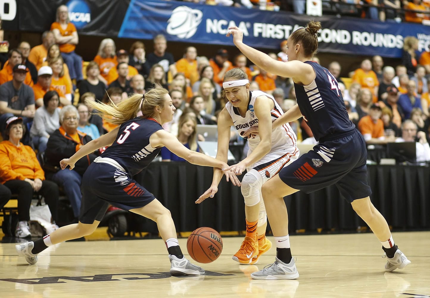 Oregon State's Sydney Wiese, center, tries to split Gonzaga's Georgia Stirton, left, and Shelby Cheslek, right, during the first half of the second round NCAA tournament game at Corvallis, Ore., Sunday, March 22, 2015. (AP Photo/Timothy J.