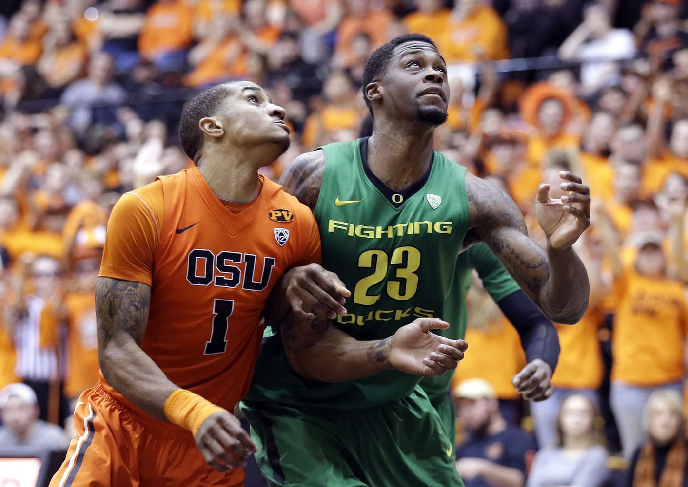 Oregon forward Elgin Cook, right, jockeys for position with Oregon State guard Gary Payton II during the second half in Corvallis, Ore., Wednesday, March 4, 2015. Cook led Oregon in scoring with 17 points as they beat Oregon State 65-62.