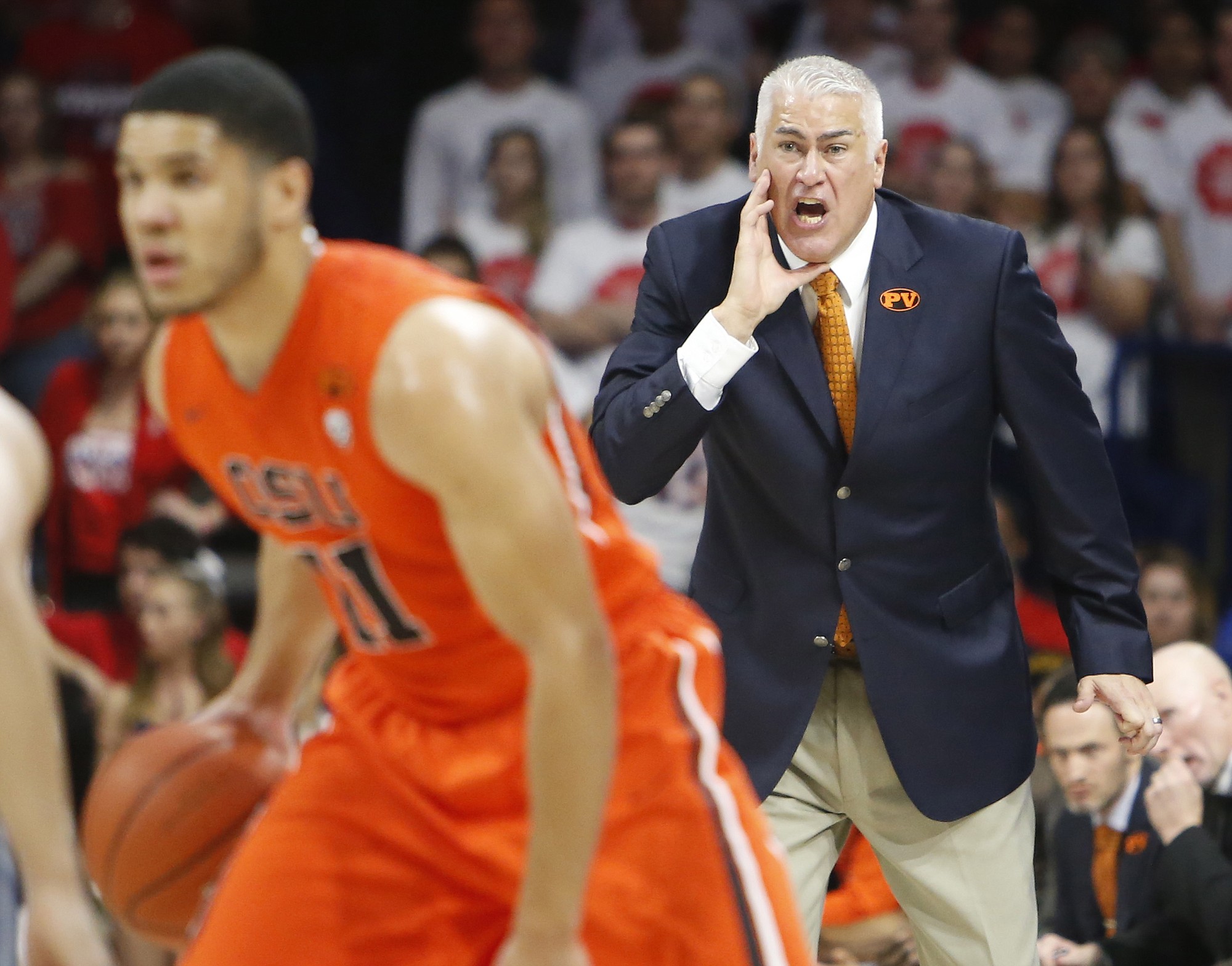 Oregon State head coach Wayne Tinkle calls out the play during the first half of an NCAA college basketball game against Arizona, Friday, Jan. 30, 2015, in Tucson, Ariz.