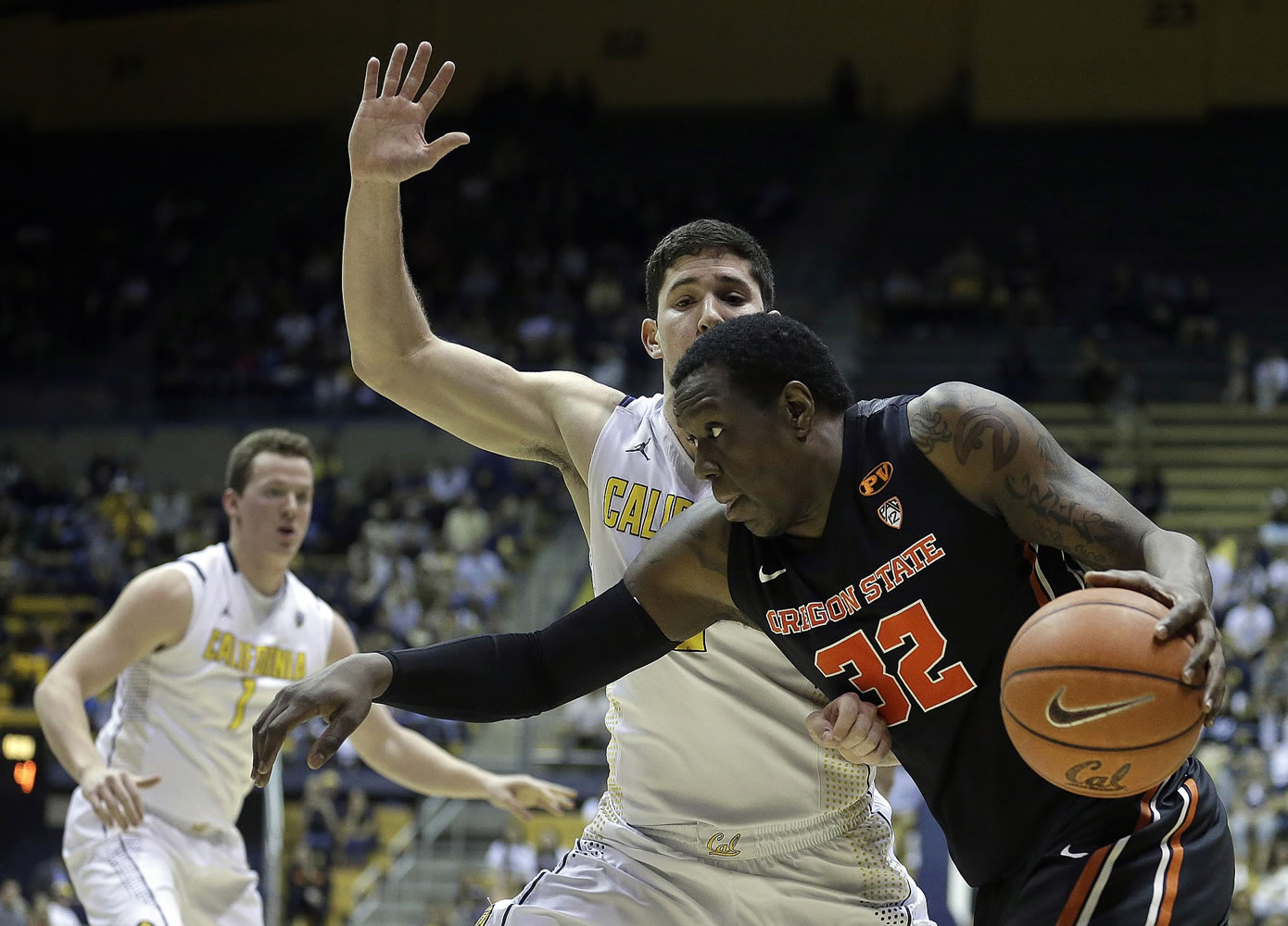 Oregon State's Jarmal Reid (32), right, drives the ball against California's Sam Singer in the first half Sunday, March 1, 2015, in Berkeley, Calif.