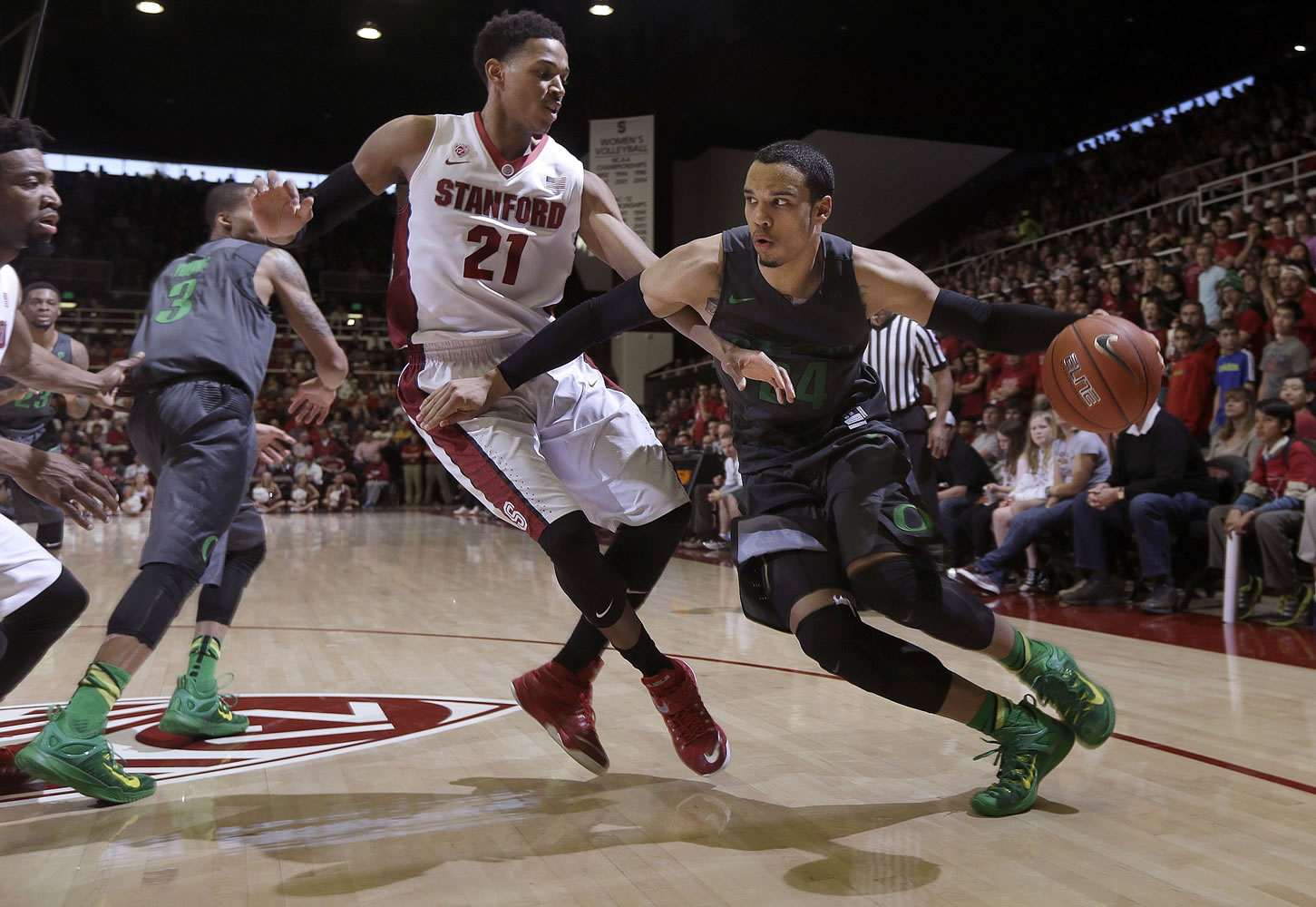 Oregon's Dillon Brooks (24) dribbles against Stanford's Anthony Brown (21) during the second half of an NCAA college basketball game in Stanford, Calif., Sunday, March 1, 2015. Oregon won 73-70.