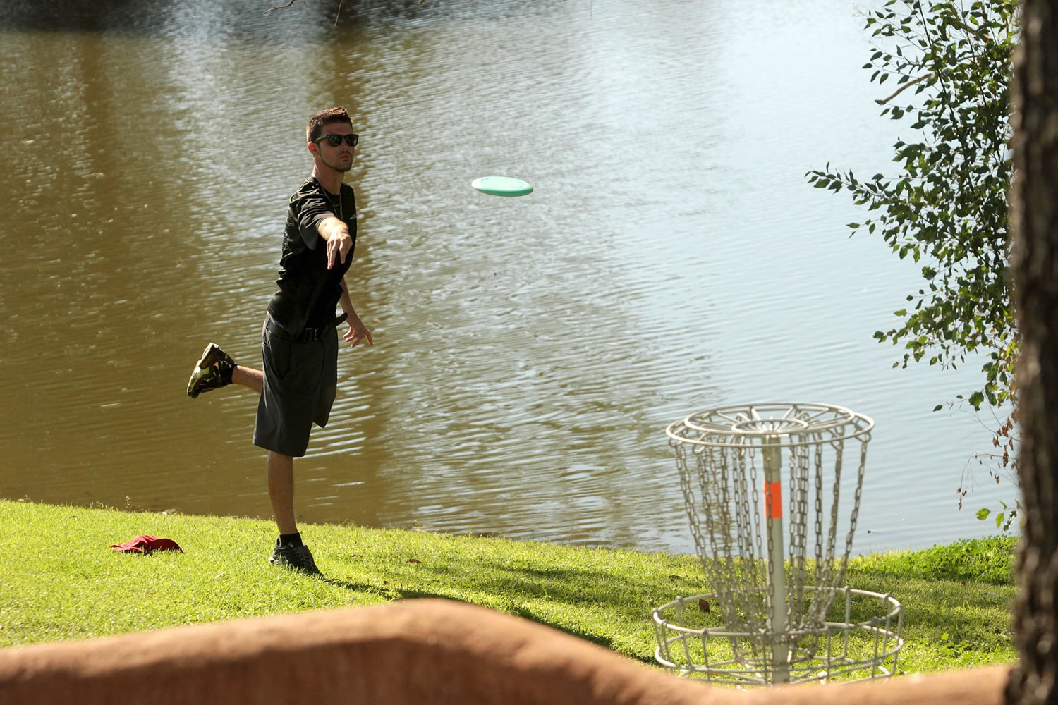 Disc golfer Cameron Lincoln lines up a putt in February during the final round of the 2015 Memorial tournament at Fiesta Lakes disc-golf course in Fountain Hills, Ariz.