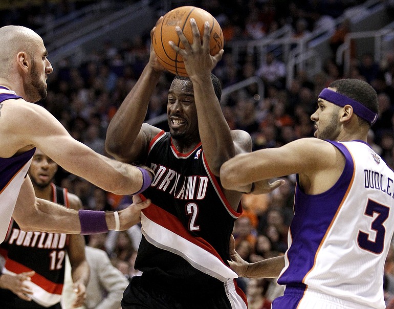 Portland's Wesley Matthews (2) drives against Phoenix Suns' Jared Dudley (3) and Marcin Gortat during the first half Friday.