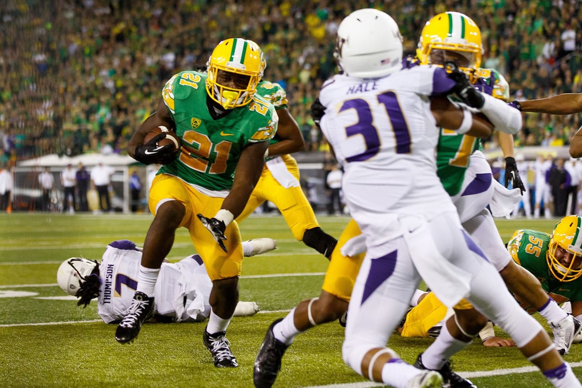 Oregon running back Royce Freeman (21) runs into the end zone for a touchdown during the fourth quarter against Washington on Saturday, Oct. 18, 2014.