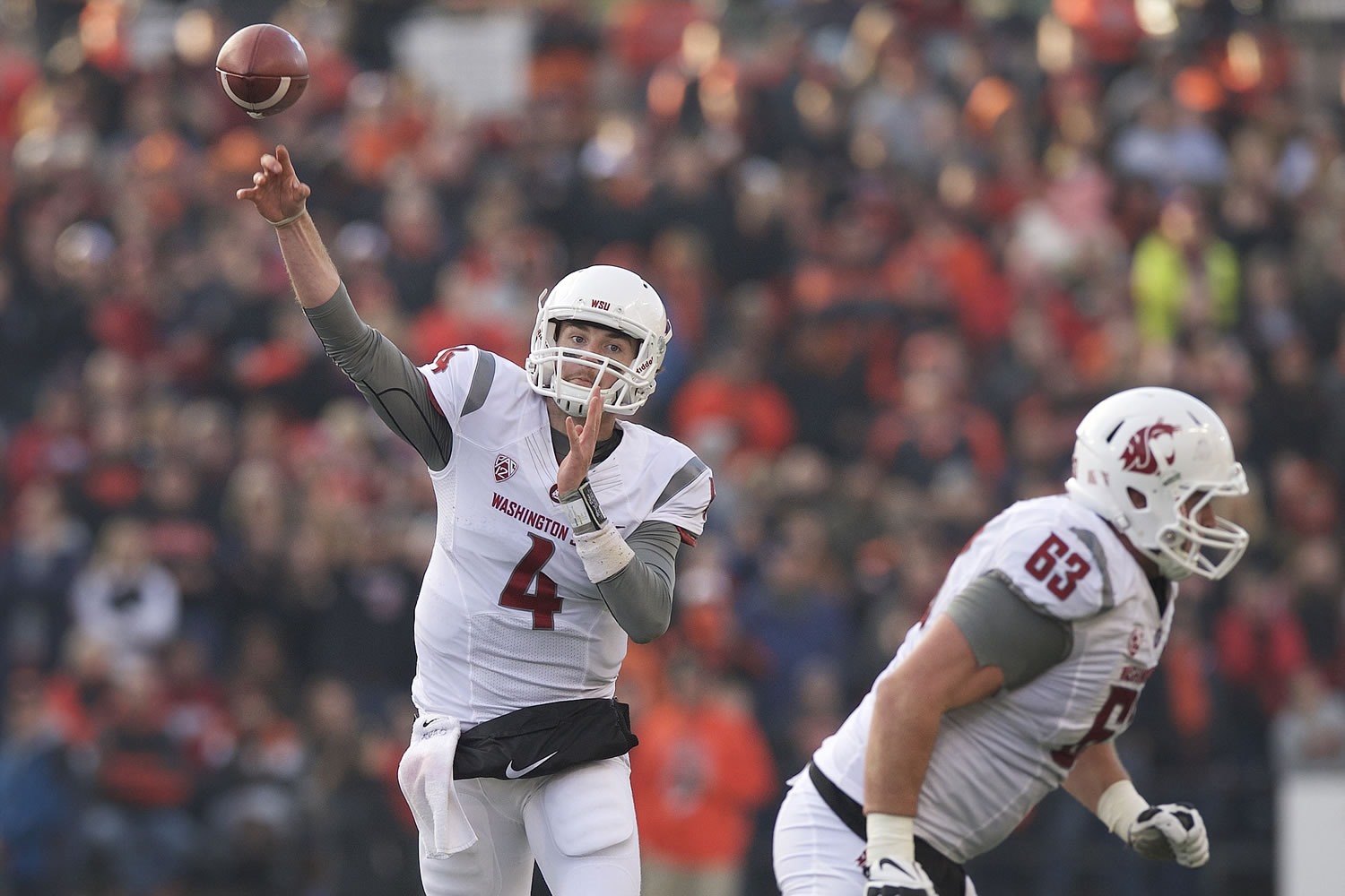 Washington State quarterback Luke Falk (4) was the Pac-12 offensive player of the week after throwing for 471 yards and five TDs.