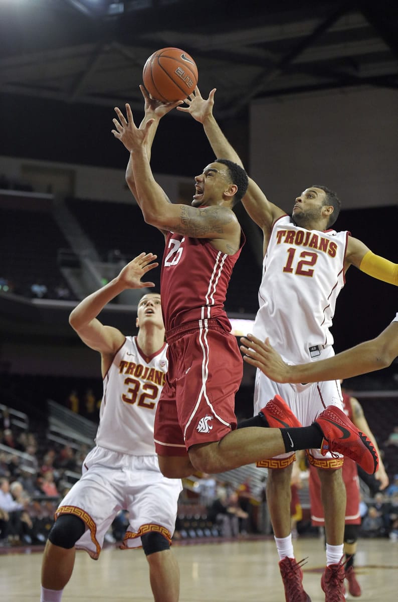 Washington State's DaVonte Lacy, center, had 17 points.