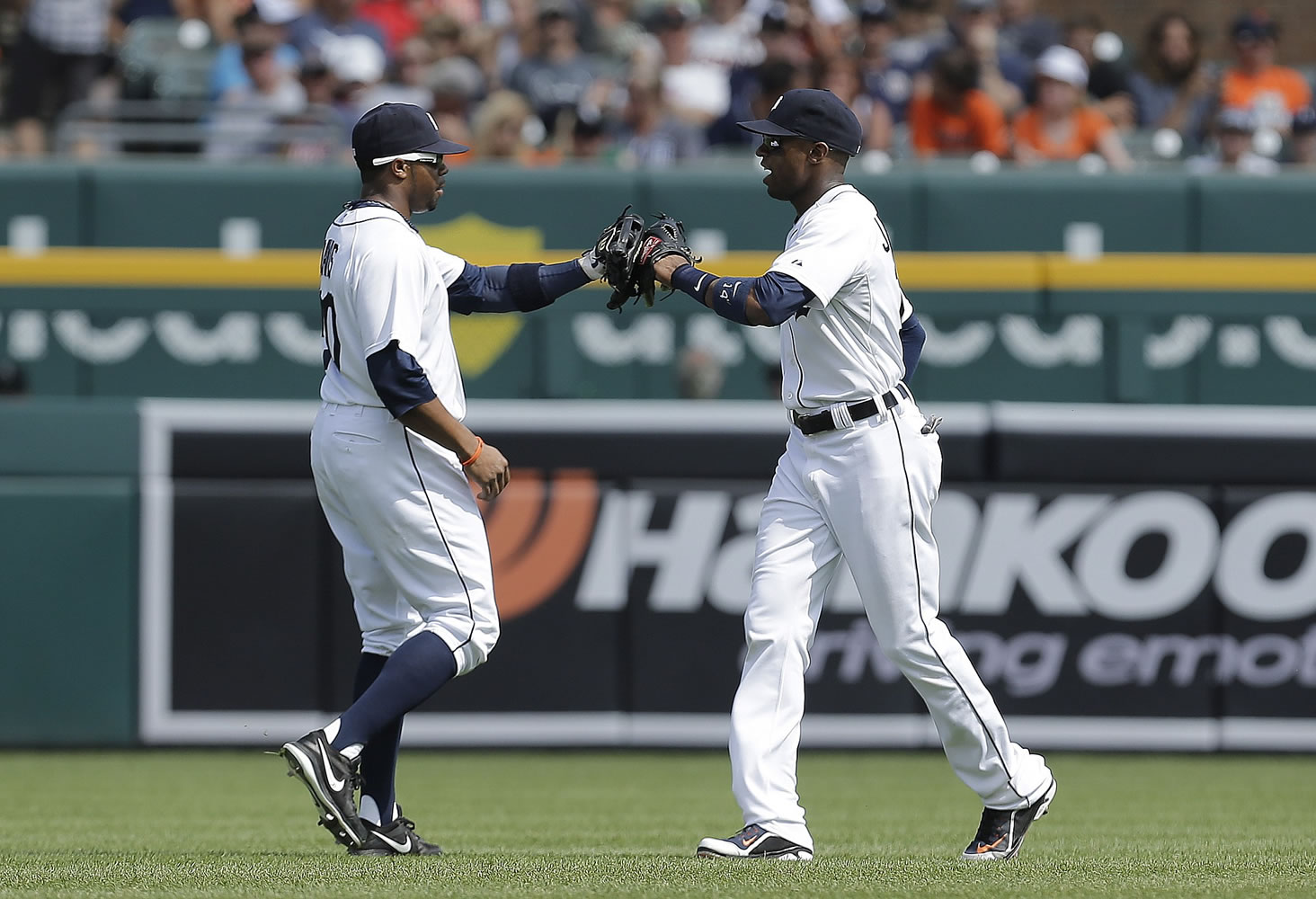 Detroit Tigers center fielder Austin Jackson, right, is replaced by Rajai Davis against the Chicago White Sox in the seventh inning Thursday after his acquisition by the Seattle Mariners was finalized.