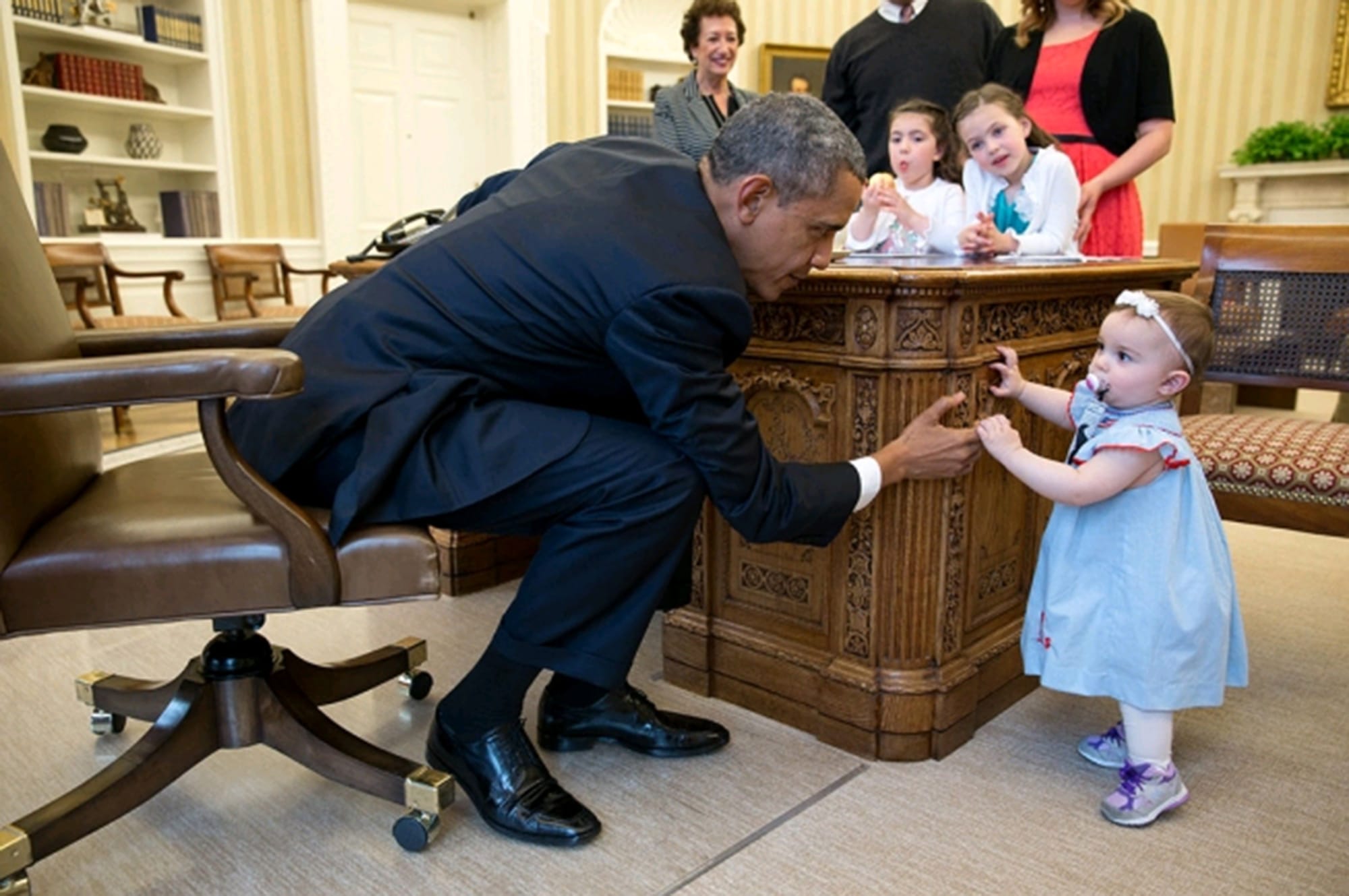 Pete Souza/Official White House photo
President Barack Obama holds the hand of Lincoln Rose Pierce Smith, the daughter of Jamie Smith, former deputy press secretary, in the Oval Office. Watching are her cousins Sage and Elsa Smith, daughters of David Smith and Bethany Rivera, a teacher Fort Vancouver High School.