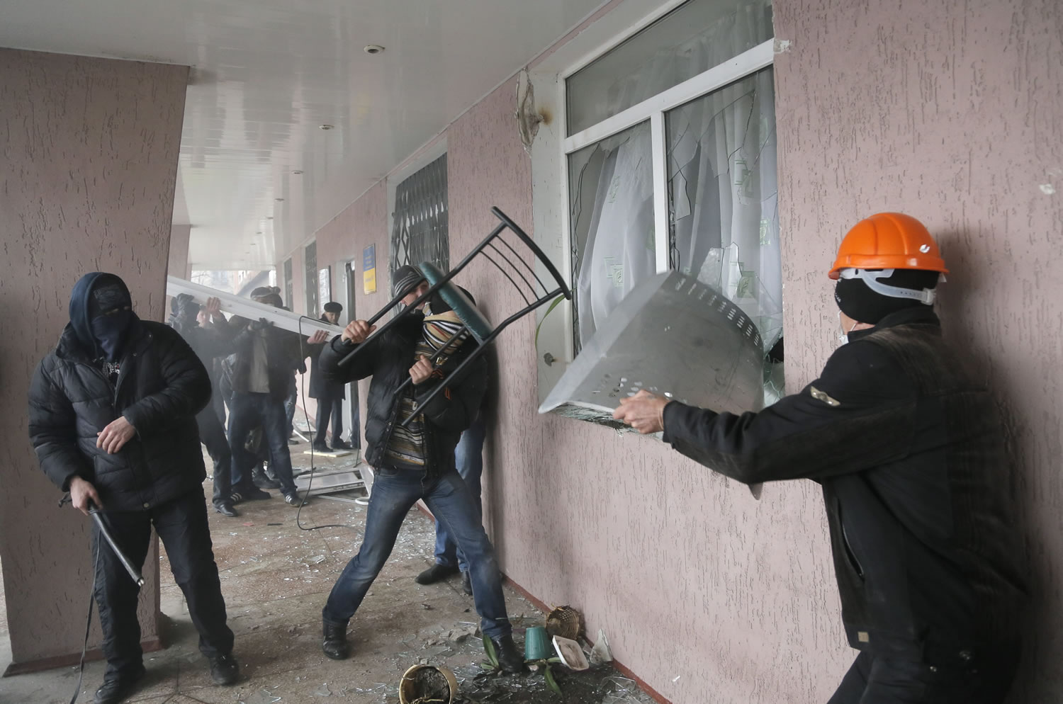 Pro-Russian men storm a police station Monday in the town of Horlivka in eastern Ukraine as the insurgency continues.