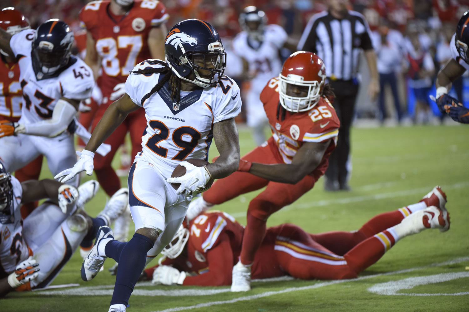 Denver Broncos cornerback Bradley Roby (29) runs for a touchdown after recovering a ball fumbled by Kansas City Chiefs running back Jamaal Charles (25) in the final minute of the game in Kansas City, Mo., Thursday, Sept. 17, 2015.