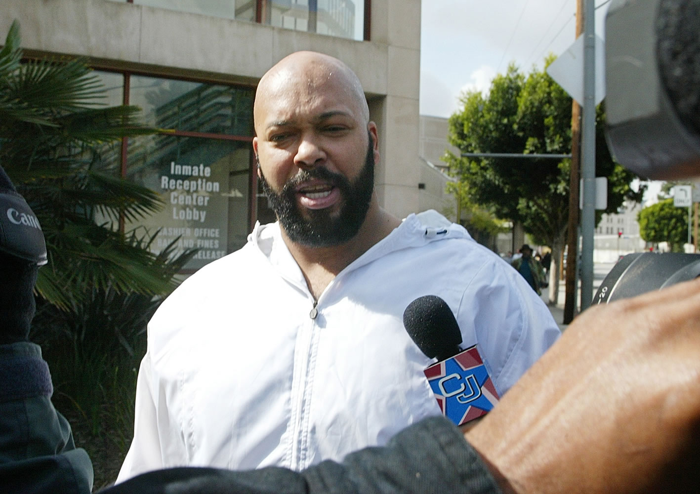 Rap music mogul Marion &quot;Suge' Knight walks out of the Los Angeles County jail in 2003 in Los Angeles.