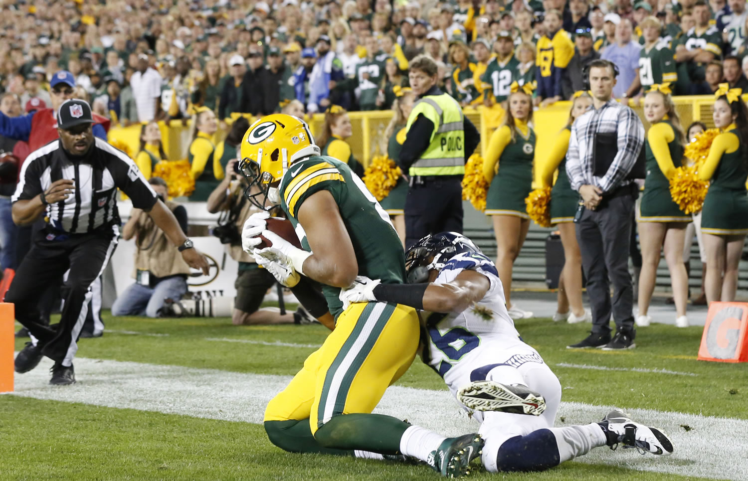 Green Bay Packers' Richard Rodgers catches a touchdown pass in front of Seattle Seahawks' Cary Williams during the second half of an NFL football game Sunday, Sept. 20, 2015, in Green Bay, Wis.