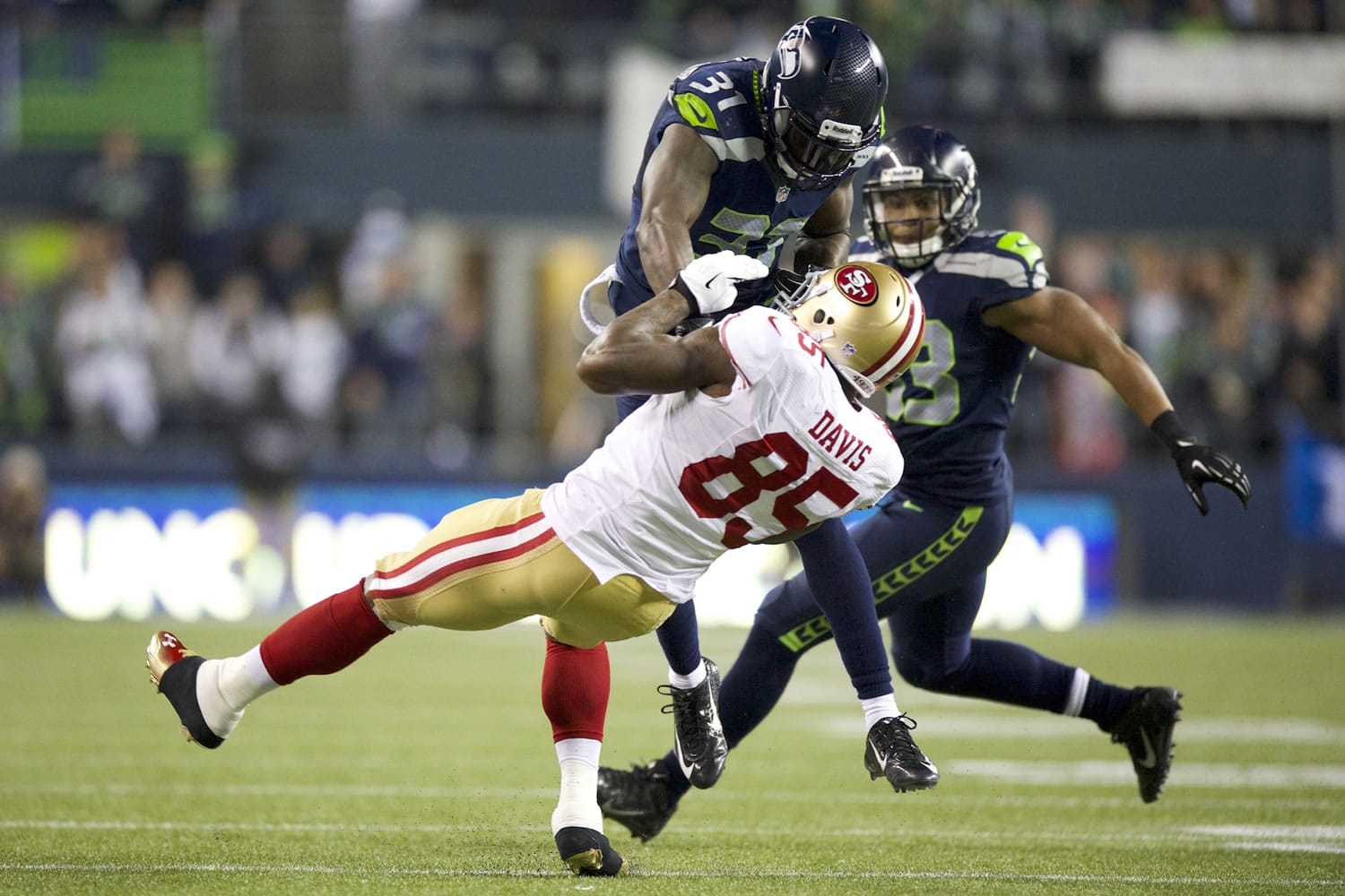 Kam Chancellor (31) of the Seattle Seahawks makes a hard hit on Vernon Davis of the San Francisco 49ers in the NFC Championship game at CenturyLink Field on Jan.