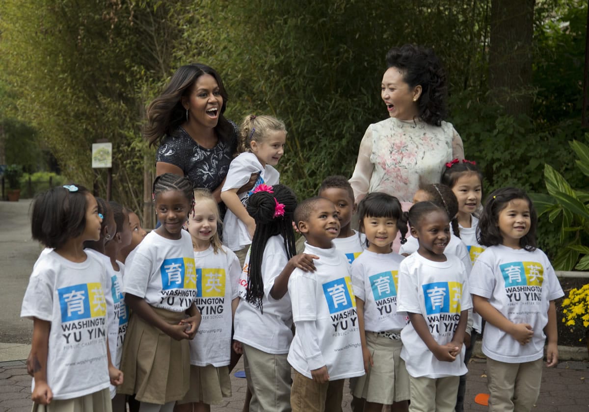 First lady Michelle Obama and China&#039;s first lady Peng Liyuan, are greeted by third graders from Yu Ying Public Charter School in Washington, during a visit Friday to the Smithsonian&#039;s National Zoo in Washington.