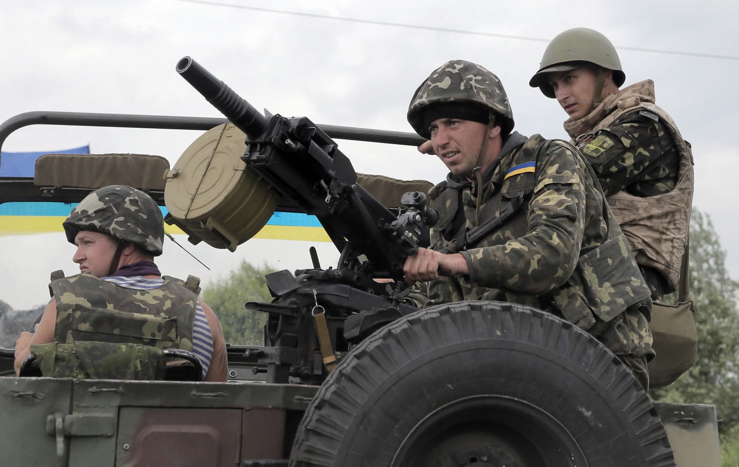 Ukrainian soldiers prepare to shoot a grenade launcher Saturday during a battle with pro-Russian separatist fighters in Slovyansk, Ukraine.