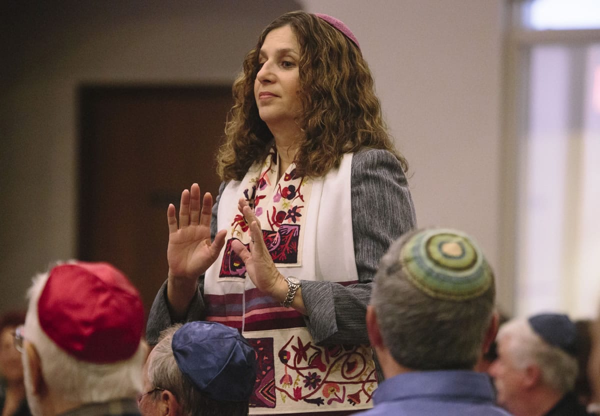 Rabbi Rebecca Dubowe speaks to members of Temple Adat Elohim at a Nov. 29 service in Thousand Oaks, Calif.