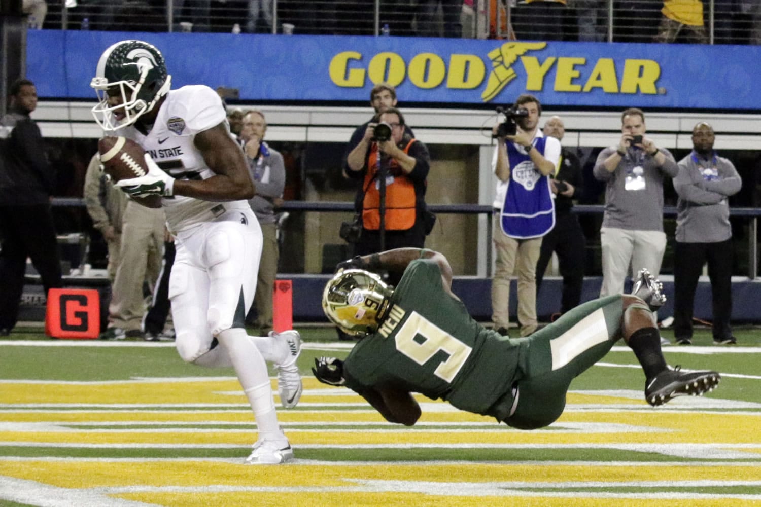 Michigan State wide receiver Keith Mumphery (25) catches a touchdown pass against Baylor cornerback Ryan Reid (9) during the closing seconds of the fourth quarter of the Cotton Bowl on Thursday.