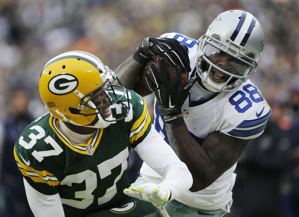 Dallas Cowboys wide receiver Dez Bryant (88) catches a pass against Green Bay Packers cornerback Sam Shields (37) during the fourth quarter Sunday, Jan. 11, 2015, in Green Bay, Wis. The play was reversed after a challenge by Green Bay. (AP Photo/Nam Y.