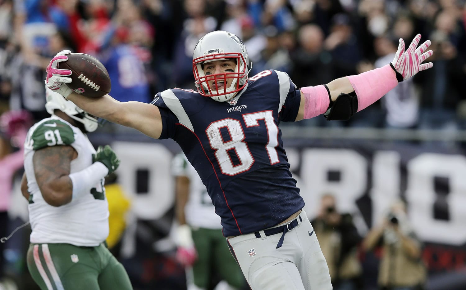 New England Patriots tight end Rob Gronkowski (87) celebrates his touchdown catch during the fourth quarter against the New York Jets, Sunday, Oct. 25, 2015, in Foxborough, Mass.