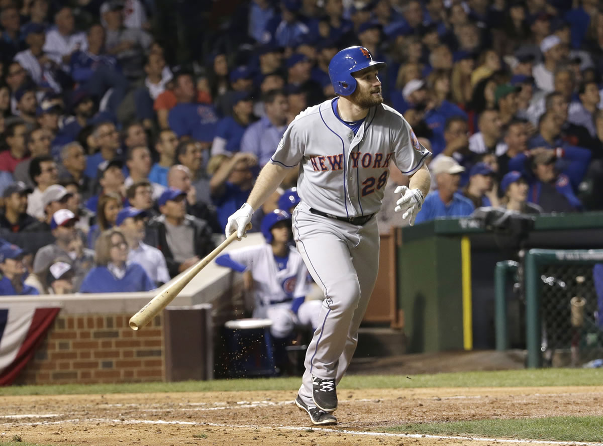 New York Mets' Daniel Murphy hits a two-run home run during the eighth inning of Game 4 of the National League baseball championship series against the Chicago Cubs Wednesday, Oct. 21, 2015, in Chicago. (AP Photo/David J.