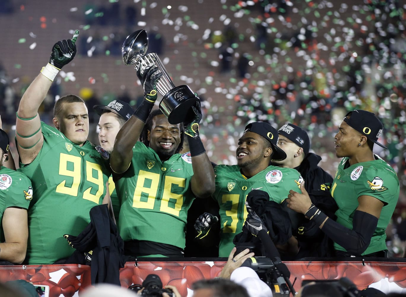Oregon players celebrate their win over Florida State at the Rose Bowl NCAA college football playoff semifinal, Thursday, Jan. 1, 2015, in Pasadena, Calif.