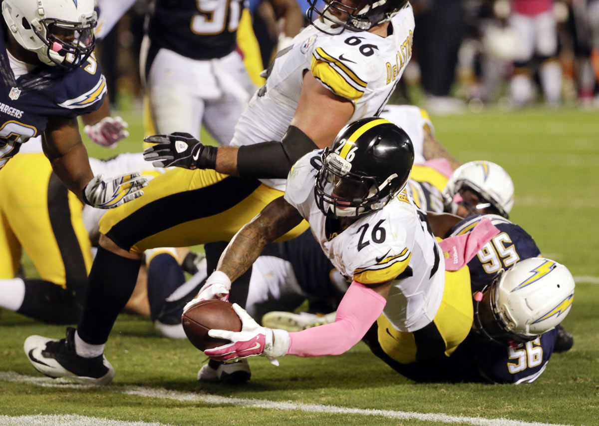 Pittsburgh Steelers running back Le'Veon Bell scores the winning touchdown on the final play of the game against the San Diego Chargers on Monday, Oct. 12, 2015, in San Diego.