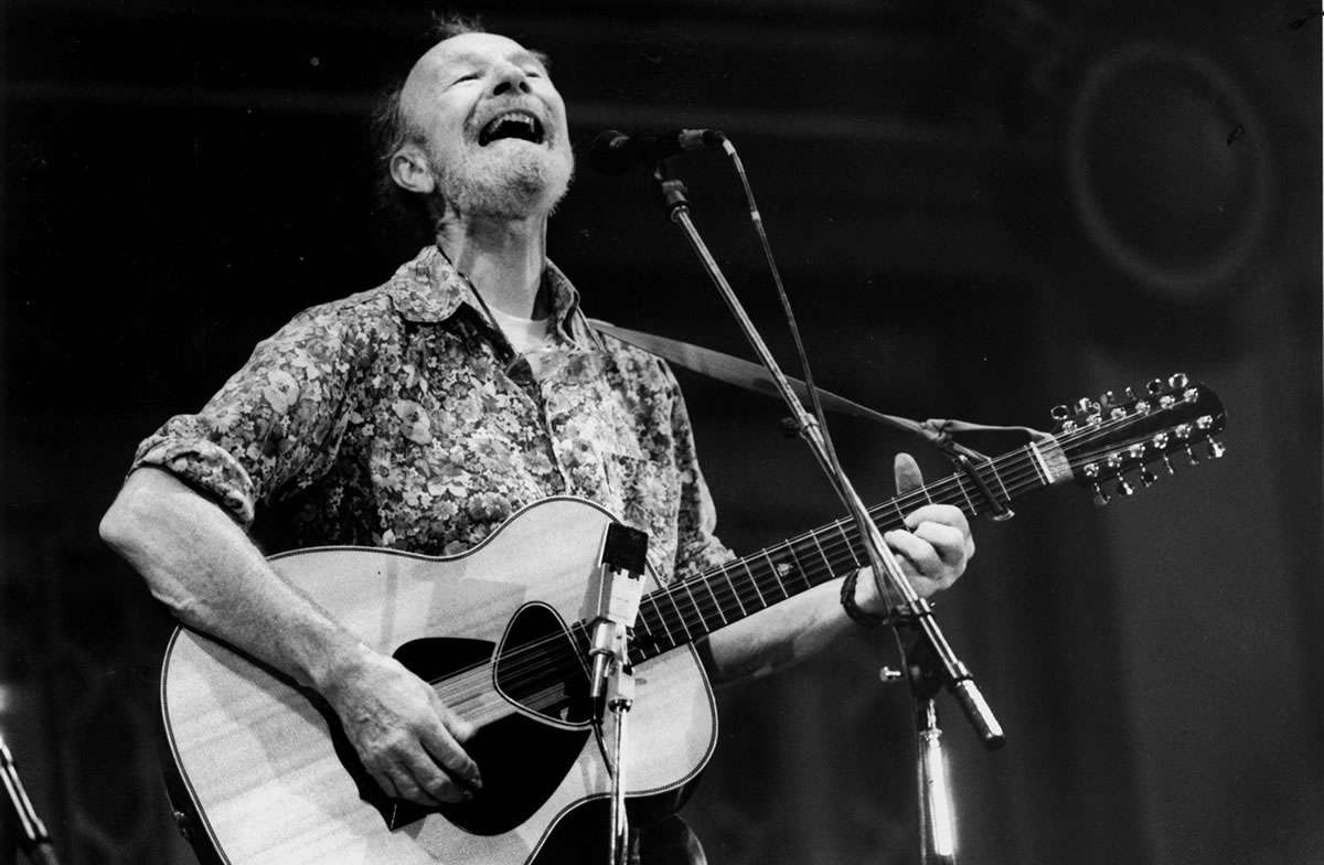 Pete Seeger performs in 1986 at Soldiers and Sailors Memorial Hall in Pittsburgh.
