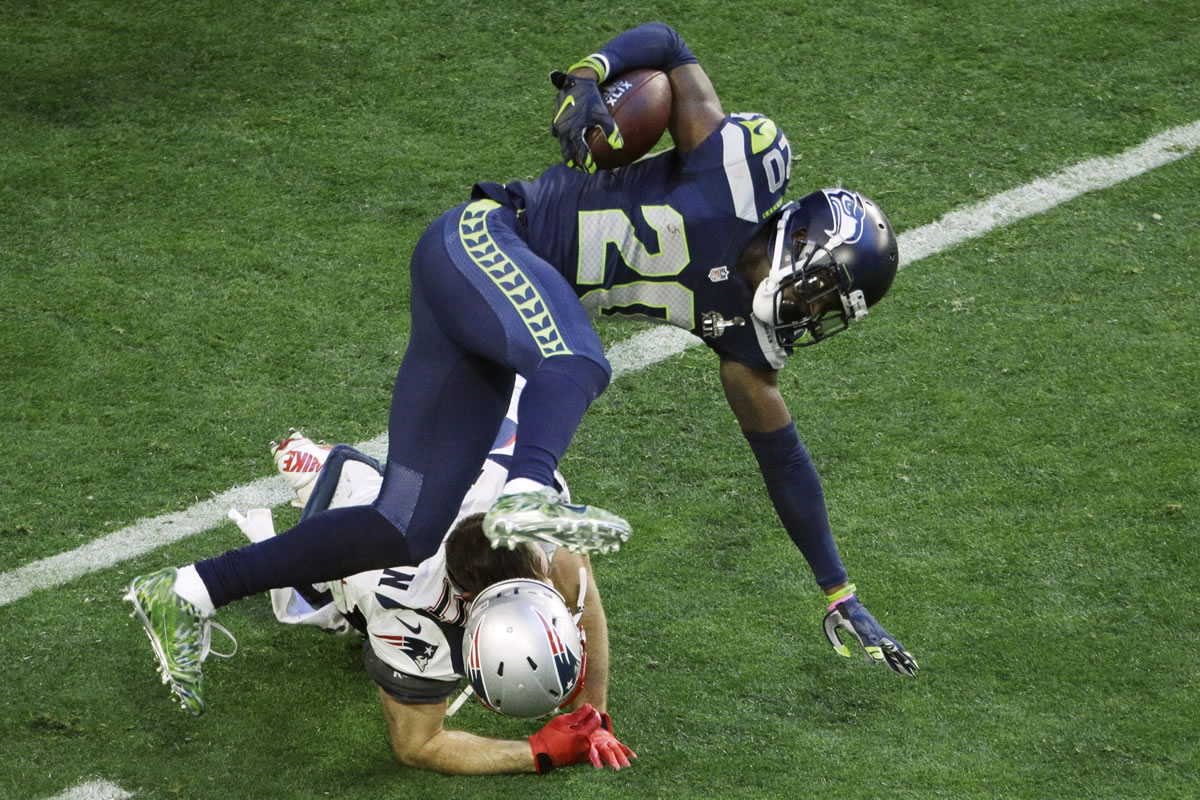 Seahawks cornerback Jeremy Lane (20) broke his arm on this tackle by the Patriots&#039; Julian Edelman in the Super Bowl.