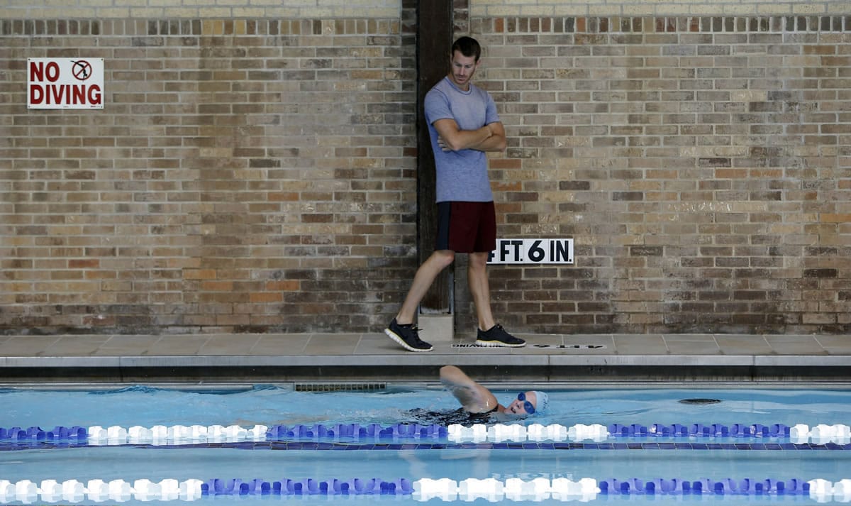 Randi Schwartz swims under the watch of trainer Bryan Mineo in Dallas on Oct. 24.