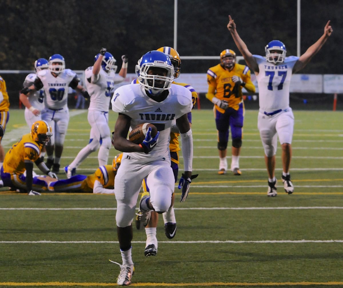 Mountain View's Nicholas Wright (7) runs in a touchdown against Columbia River on Friday. It was one of four TDs for Wright in the 34-28 win.