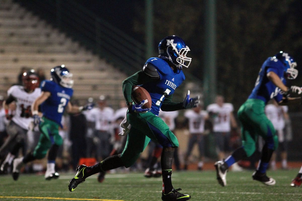 Mountain View's Nicholas Wright runs for a touchdown during a Class 3A playoff game against Mountlake Terrace.