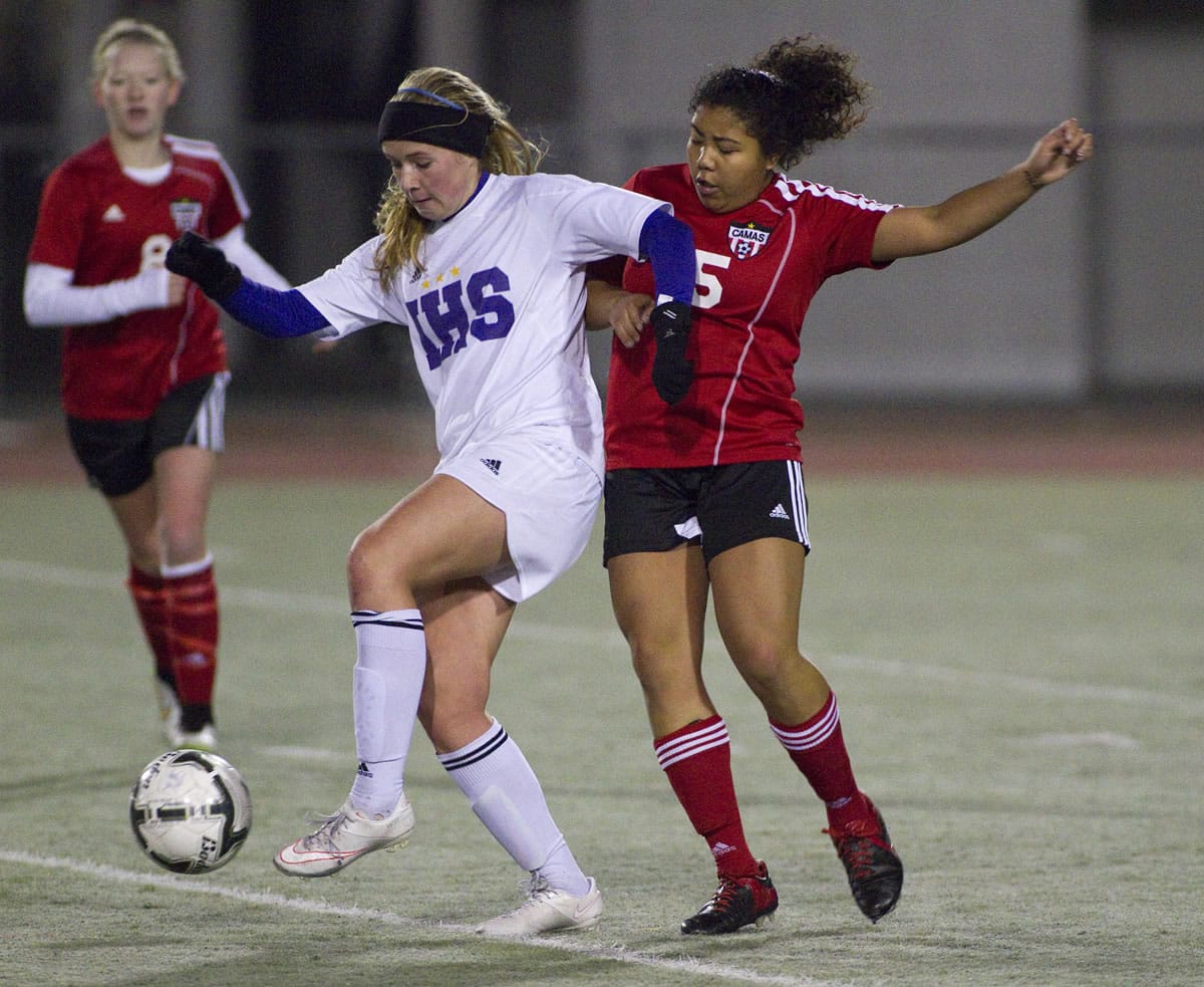 Camas' Anyssa De Vera, right, battles for the ball with Issaquah's Catey Nelson during action in the 4A state girls soccer semifinals in Puyallup.