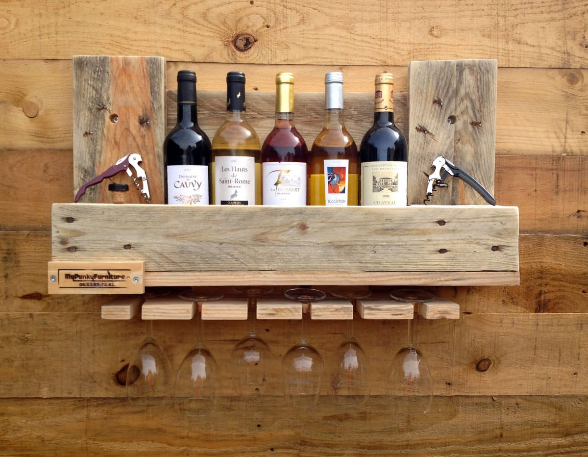 This wine rack is featured on 1001pallets.com, where crafters can share pictures of their wood pallet projects.