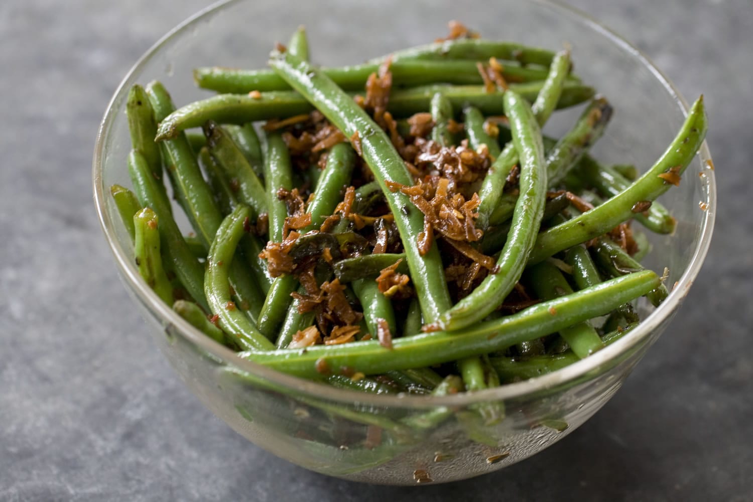 Green beans with a sweet and spicy coconut topping
